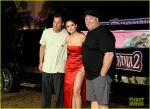 精灵旅社2宣传发布会赛琳娜抹胸高叉裙抢镜
