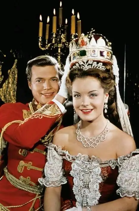 17岁的罗密方脸宽眼距还溜肩,却在茜茜公主里美得令人难忘