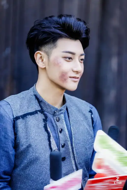 官方高清剧照释出黄子韬带伤伤出席媒体探班会
