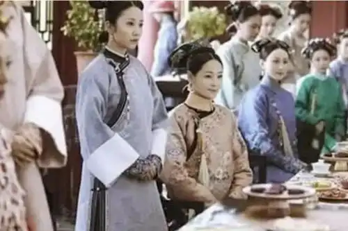 清朝地位最高的汉族丫鬟与慈禧同桌吃饭,皇后嫔妃都得一旁站着
