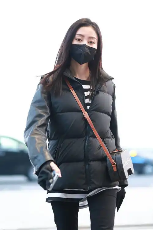 张天爱的造型亮眼,穿黑色马甲搭黑色裤子,这个季节穿正合适
