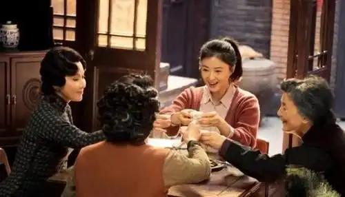 37岁蒋欣严重发福脸蛋小巧精致似少女,膀大腰圆脖子和脸一样粗