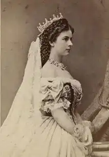 赵丽颖江疏影撞衫也穿一字肩明星撞衫谁更好看
