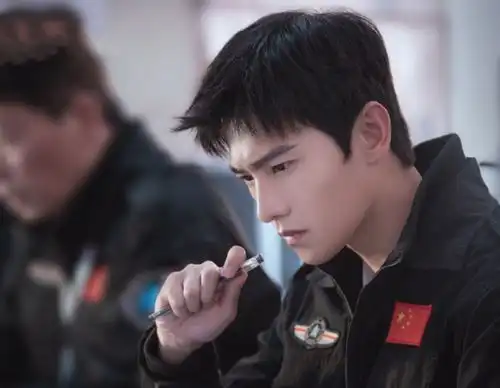 你是我的荣耀发角色剧照,杨洋工程师造型曝光,他竟成为配角