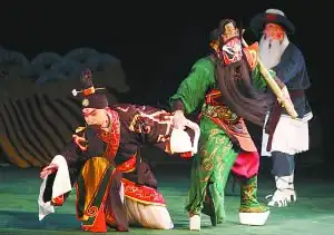 小剧场京剧昭王渡古装包裹现代的思考

