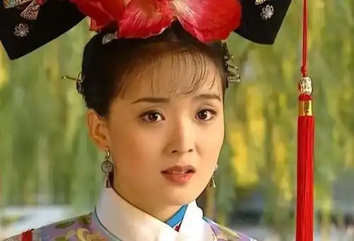 51岁王艳与46岁温峥嵘同框,1个满脸皱纹1个年轻貌美