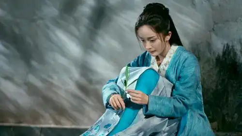 往事不堪回首,朱泪儿的童年决不是可以津津乐道的,没有回忆
