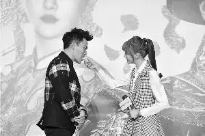 暴瘦爽妹子亮相,场面咋有点尴尬