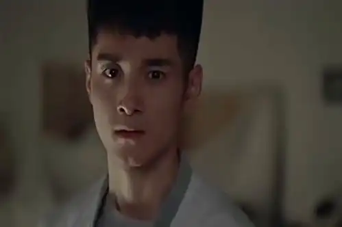 美人为馅周小篆迎面与a撞上,没想到结果是他赢了
