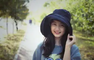 13岁黄多多近照曝光,窜高大高个抢镜,颜值遗传了爸妈的优点
