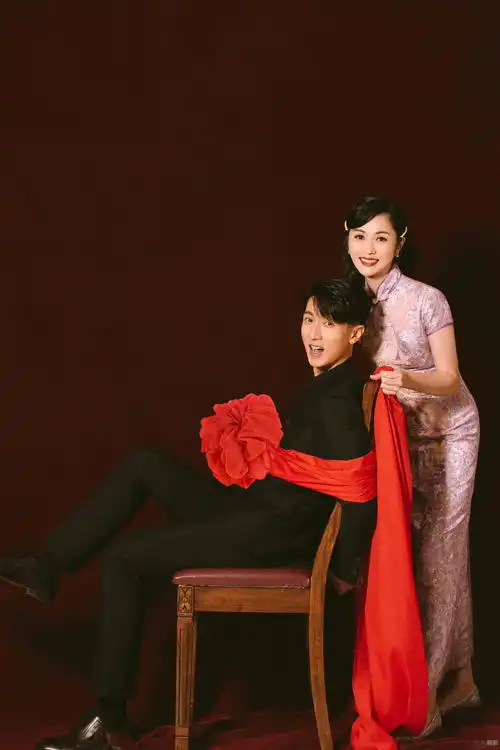 吴尊林丽吟婚纱照曝光亲密依偎带儿女出镜
