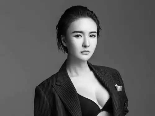 中国女演员郑亦桐个人资料郑亦桐比基尼写真图片
