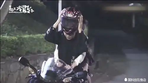 惹上冷殿下花絮头太大赵弈钦机车头盔引尴尬,这玩笑闹得
