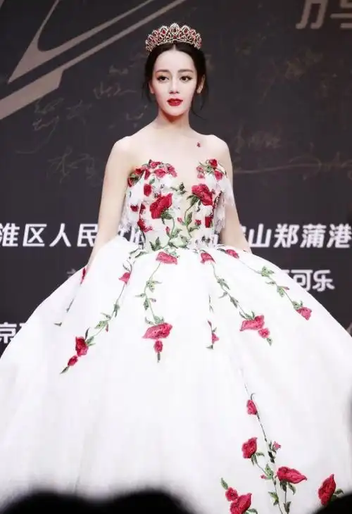 迪丽热巴红毯造型艳压群芳,网友表示像极了范冰冰
