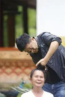 爸爸去哪儿云南站剧照曝光老爸满脸泥巴变发廊小哥