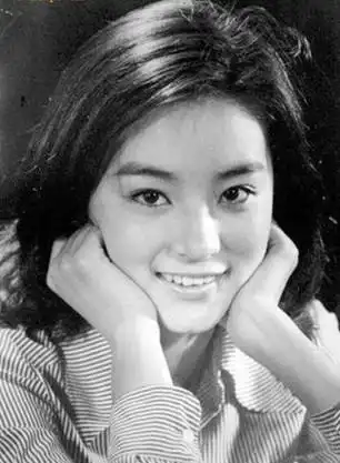 起点高没跑过龙套的知名女星,事业正红嫁大6岁富豪恩爱23年
