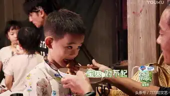 超软萌小小春以柔克刚收服陈小春,网友想不到古惑仔也有今天