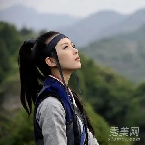 一步一步,不同寻常的爱情展开刘师师的唯美服装发型
