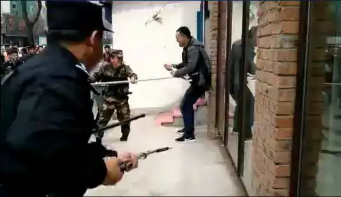 犯罪分子太嚣张公开杀警了中国警察,何时才能绝地反击
