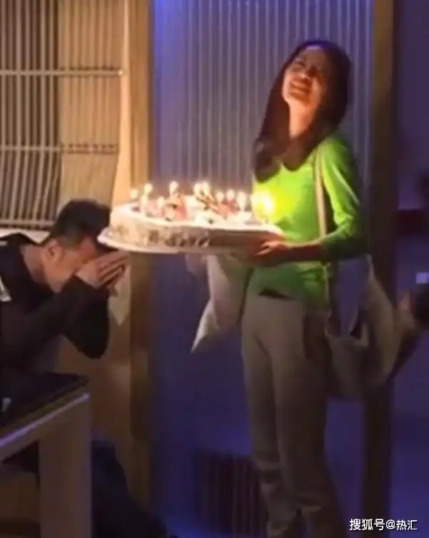 高圆圆为黄海波庆生照被疯传,患难见真情黄海波不时用手抹泪