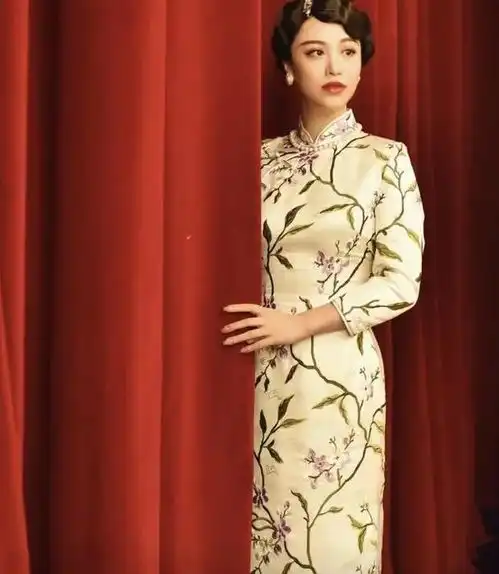 刘翔前妻葛天气质全开,扎丸子头搭印花连衣裙,复古中带点优雅
