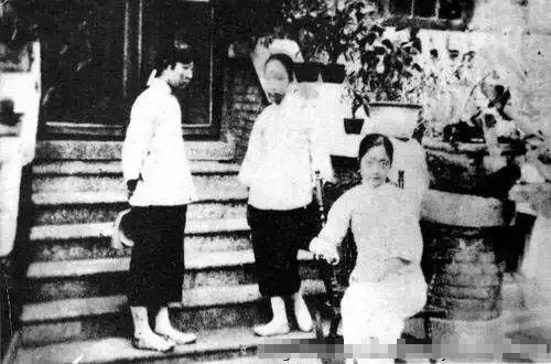 末代皇帝溥仪大婚婉容右一大婚前在家中的堆糖,美好生活研究所
