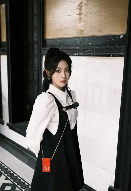 景甜现身三里屯,生图下法令纹明显,但穿小黑裙气质高冷梦回司藤