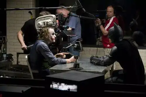 小丑力压蝙蝠侠,最完美的大反派,致敬希斯莱杰