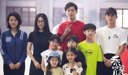 德华姑姑携乔家的儿女再次回归,看装扮又会是下一个德华