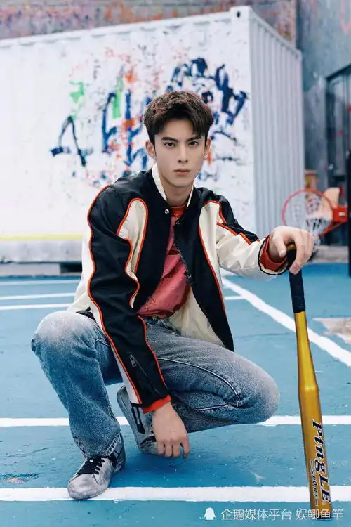 王鹤棣出道5周年,棒球服造型大片神似陈冠希,秋日男友感满分