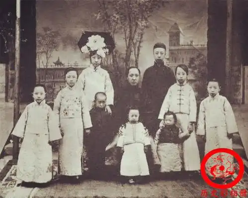 末代皇帝溥仪的家族照图一是其摄政王父亲,图三是他的奶娘
