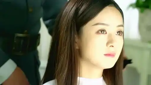 胭脂陆毅化身理发师,给赵丽颖剪了个短发,女特工气场强大
