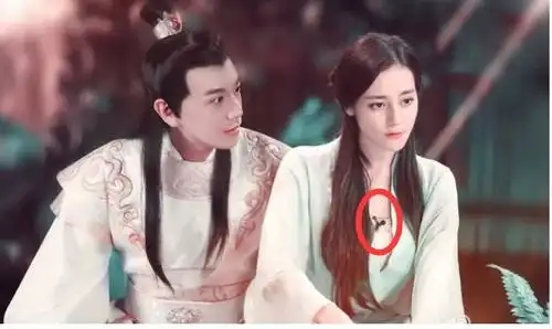 迪丽热巴与赵丽颖的穿帮镜头,让人哭笑不行,网友尴尬
