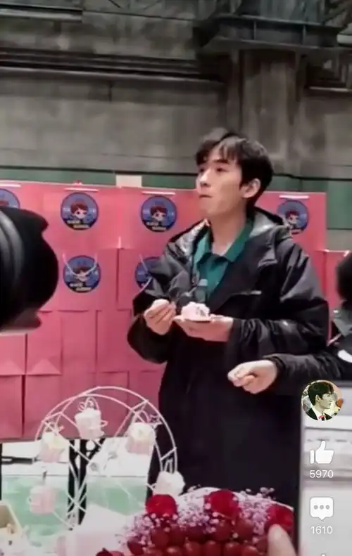 毛晓彤在剧组庆生直播朱一龙同框,爱豆吃蛋糕一点不剩貌似还不够
