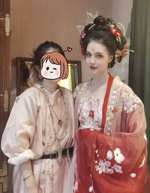 撒贝宁陪妻女体验汉服,李白换装惊艳众人,像妖猫传的杨贵妃
