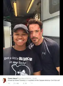 小唐尼拍美队3鼻青脸肿片场与粉丝合影
