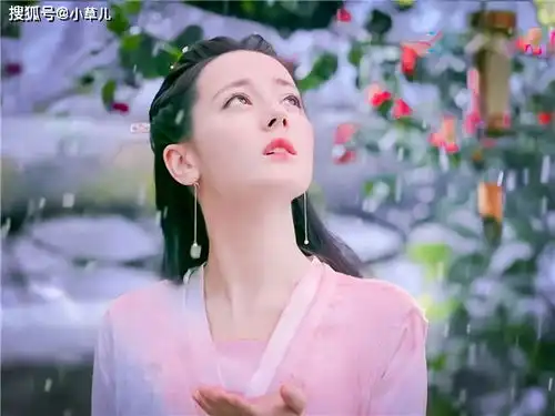 赵丽颖抬头,热巴抬头,彭小苒抬头,看到赵露思终于相信她79斤了
