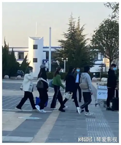 刘亦菲去有风的地方大理路透,搭档李现的首部现代剧,期待
