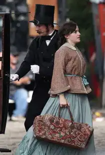 组图小妇人曝片场照艾玛沃特森复古造型首度亮相