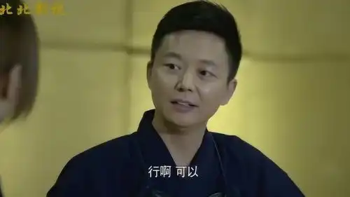 虎妈猫爸老婆和他人走得近,老公看见气的牙痒痒
