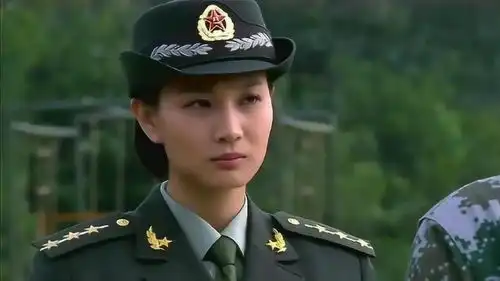 女指导员在讲课,特种兵居然用手语讨论身材,被发现了这下惨了