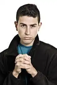 美剧破产姐妹第三季第一集注意是第三季里开头出现的男的戴眼镜问有什么新菜的那个叫什么名字
