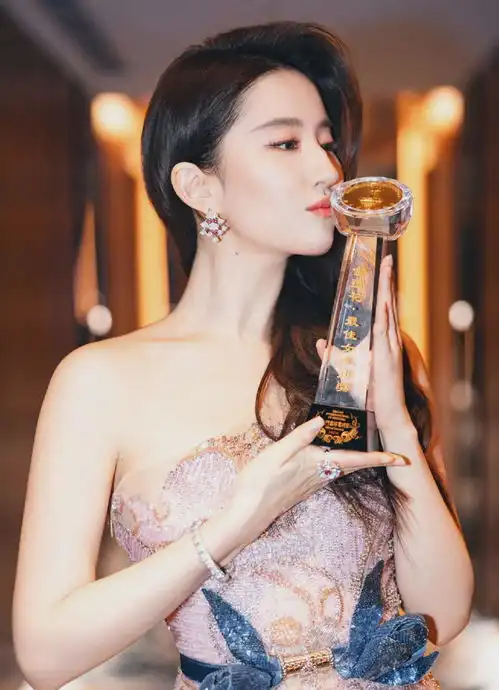 36岁刘亦菲晒近照,美颜过度,脸小下巴尖,模样大变认不出
