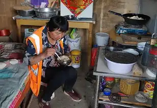 郑州环卫工集体蜗居大桥下简易房一个月100元
