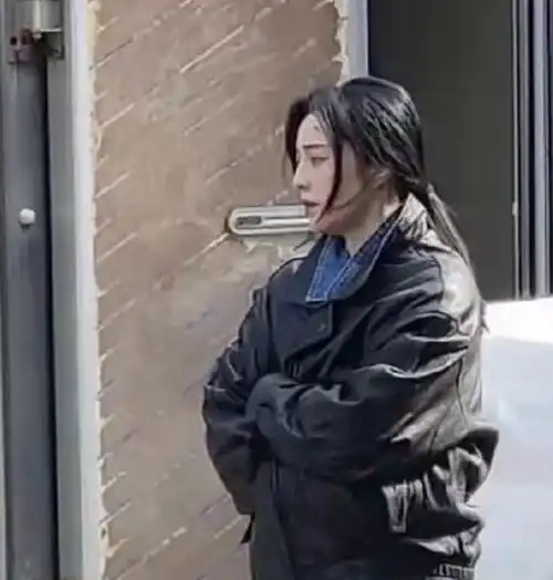 范冰冰意外现身韩国赚钱拍戏穿得太随意差点认不出,在海外太火