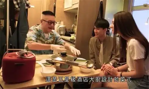 香港小夫妻蜗居9㎡劏房,床上晾衣服柜子后是卫生间,太难了
