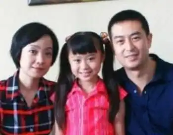 张嘉译一家素颜近照曝光,妻子是影后漂亮,女儿长相像极了老爸
