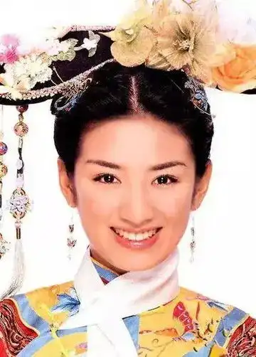 被前夫坑惨,黄奕又穿婚纱照,到底为那般