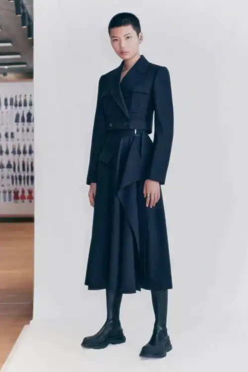 耀眼且强大的力量之美,不断打破禁忌,坚持艺术追求,alexandermcqueen在时装中获得永恒