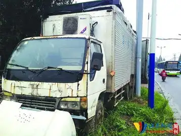 苏州一10岁男孩随父母蜗居6平方米废旧货车
